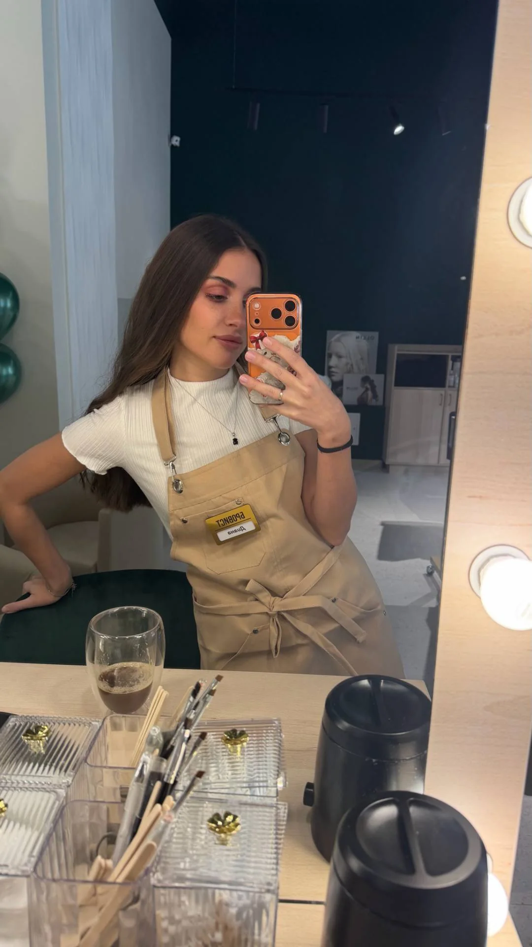 Диана в студии: фартук бровиста, кисти и кофе